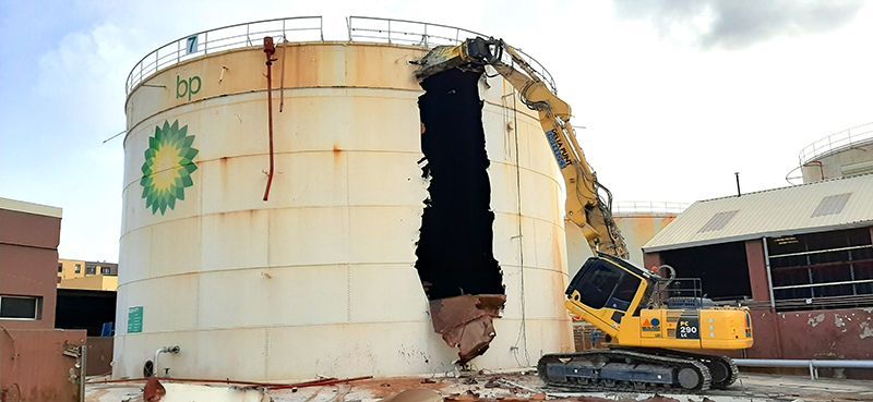 Desmantelamiento industrial con derribo mecánico