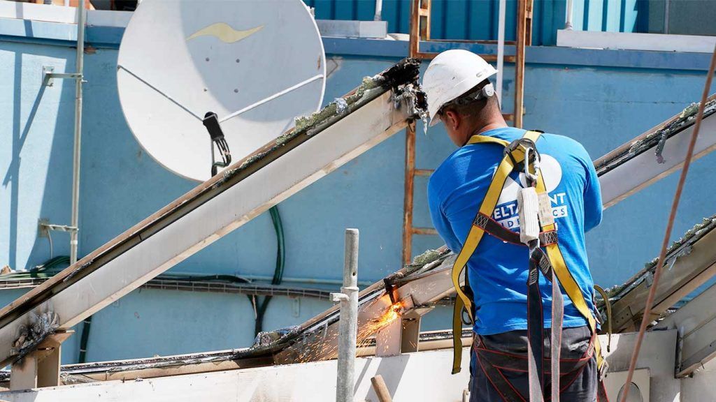 La deconstrucción de un edificio entre medianera en Badalona requerirá de trabajos manuales.
