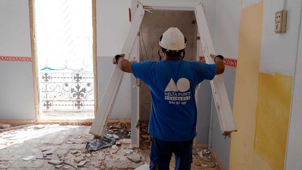 Demolición de edificio colapsado por medios manuales