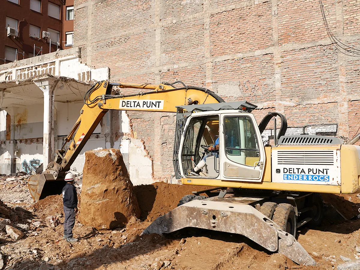 operador maquinaria demolición trabajando con excavadora en obra