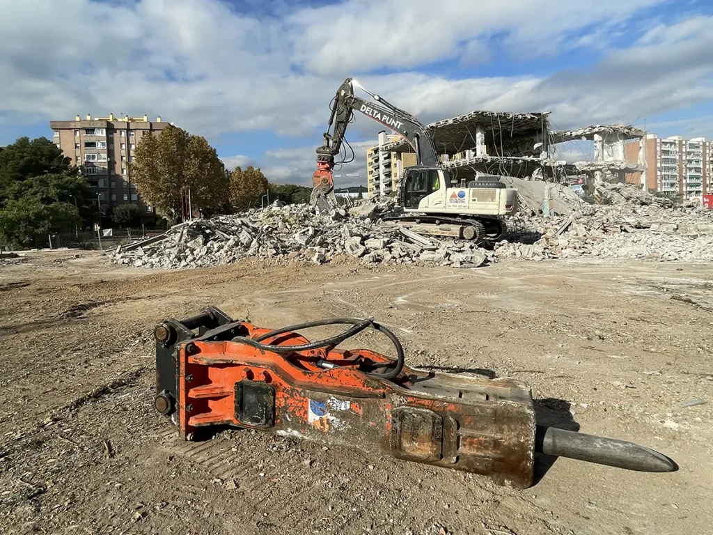 Derribo de equipamientos y edificaciones en Castelldefels