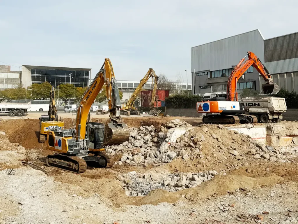 Excavación de terrenos para construcción con maquinaria específica