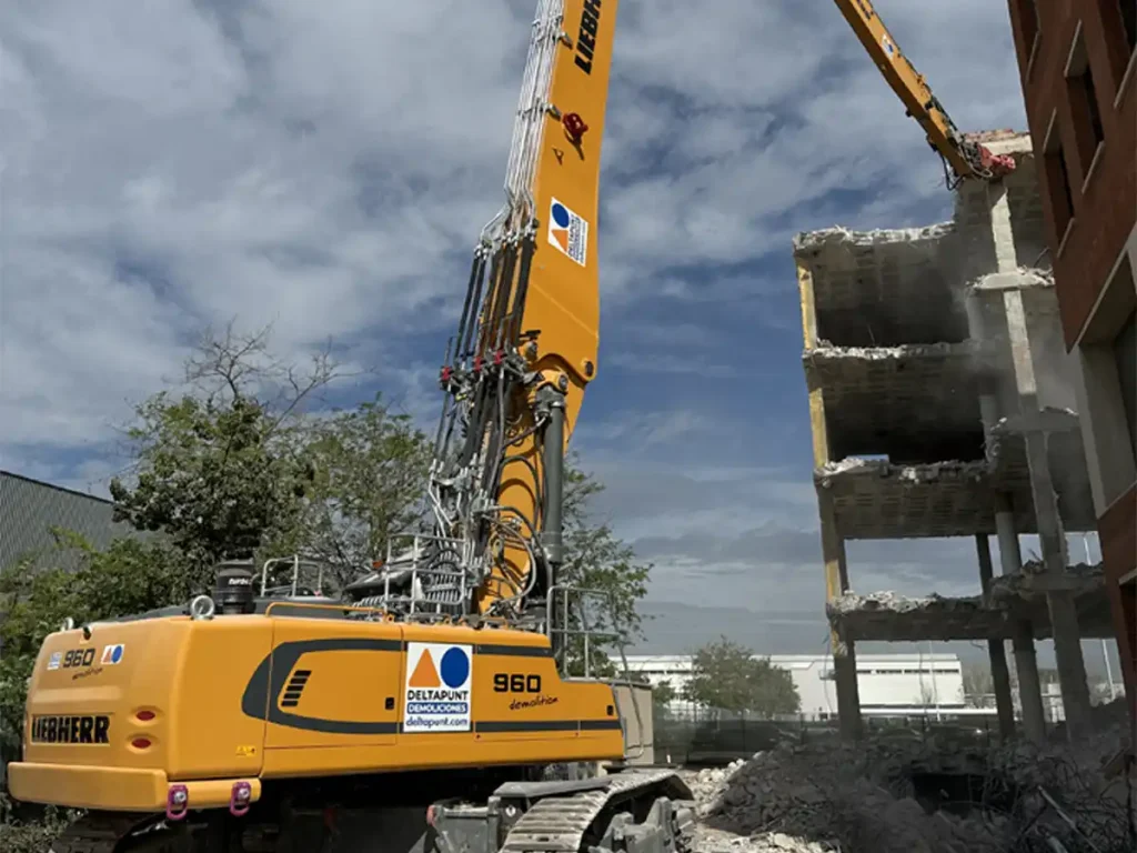 Demolición mecánica con brazo de largo alcance