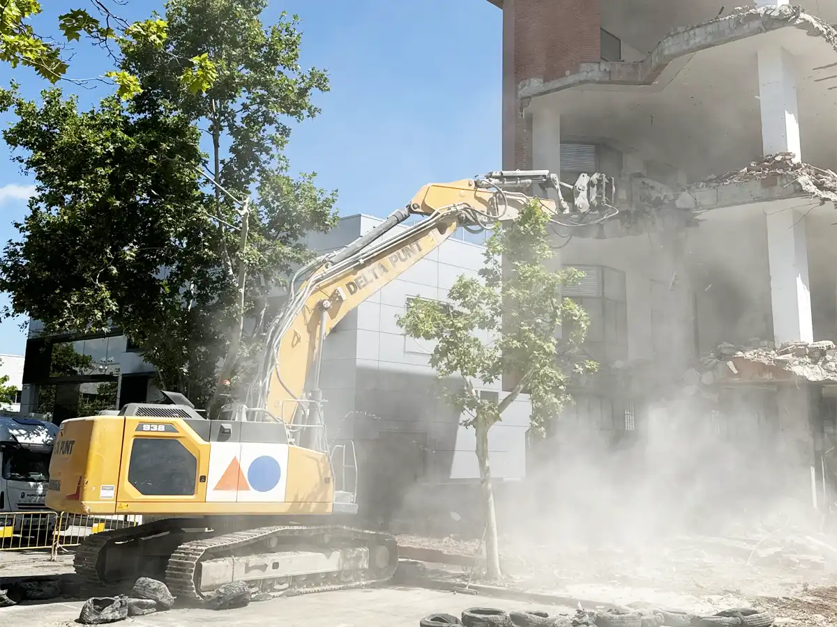 Demolición controlada en Castellbisbal. Deltapunt, especialistas en derribos técnicos en entornos urbanos.