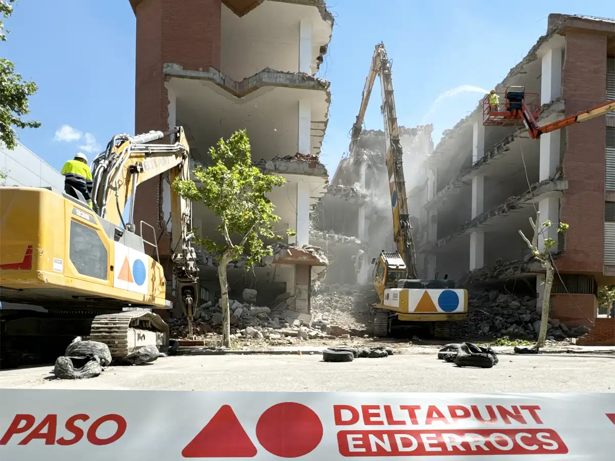 Derribo de edificio industrial en Sant Just Desvern por medios mecánicos.