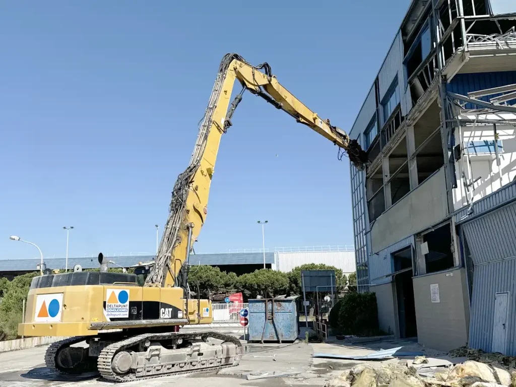 Derribo de una nave industrial aislada en la Zona Franca