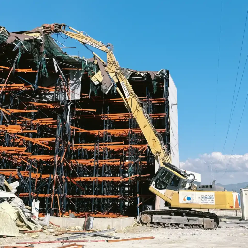 Derribo parcial de conjunto industrial en Granollers