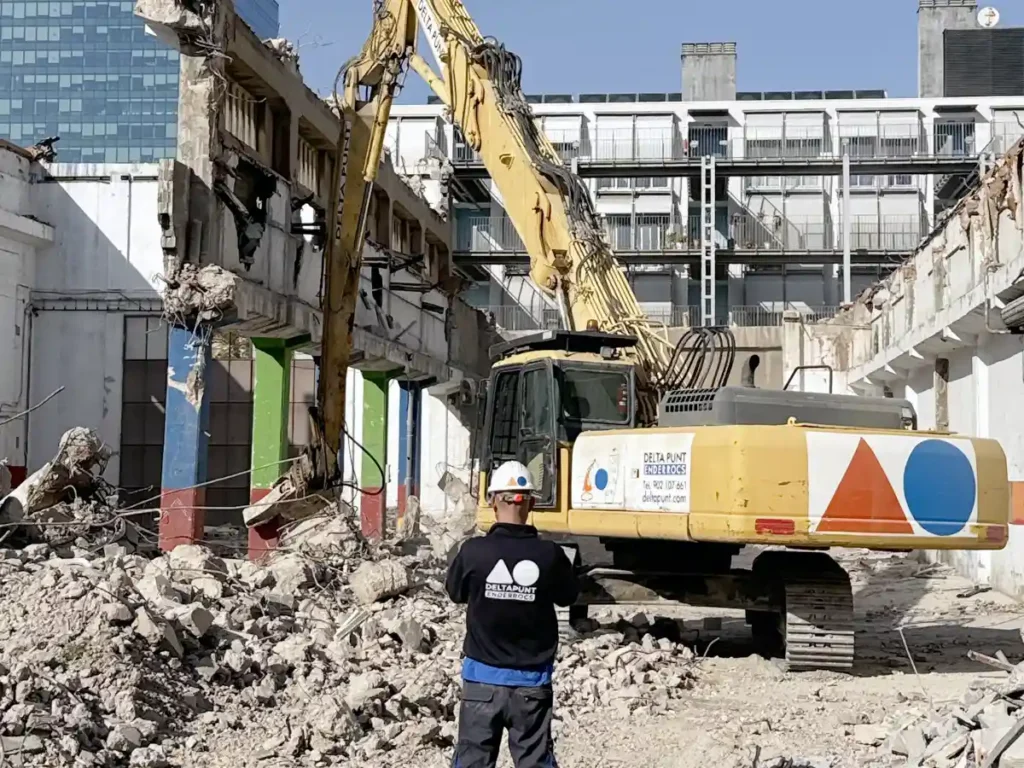 Derribo parcial de nave entre medianeras en Zona Franca