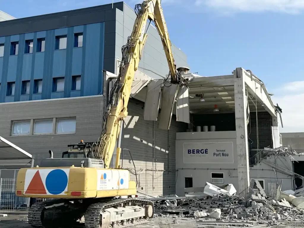 Demolición de la Nave Industrial Bergé en el Port de Barcelona
