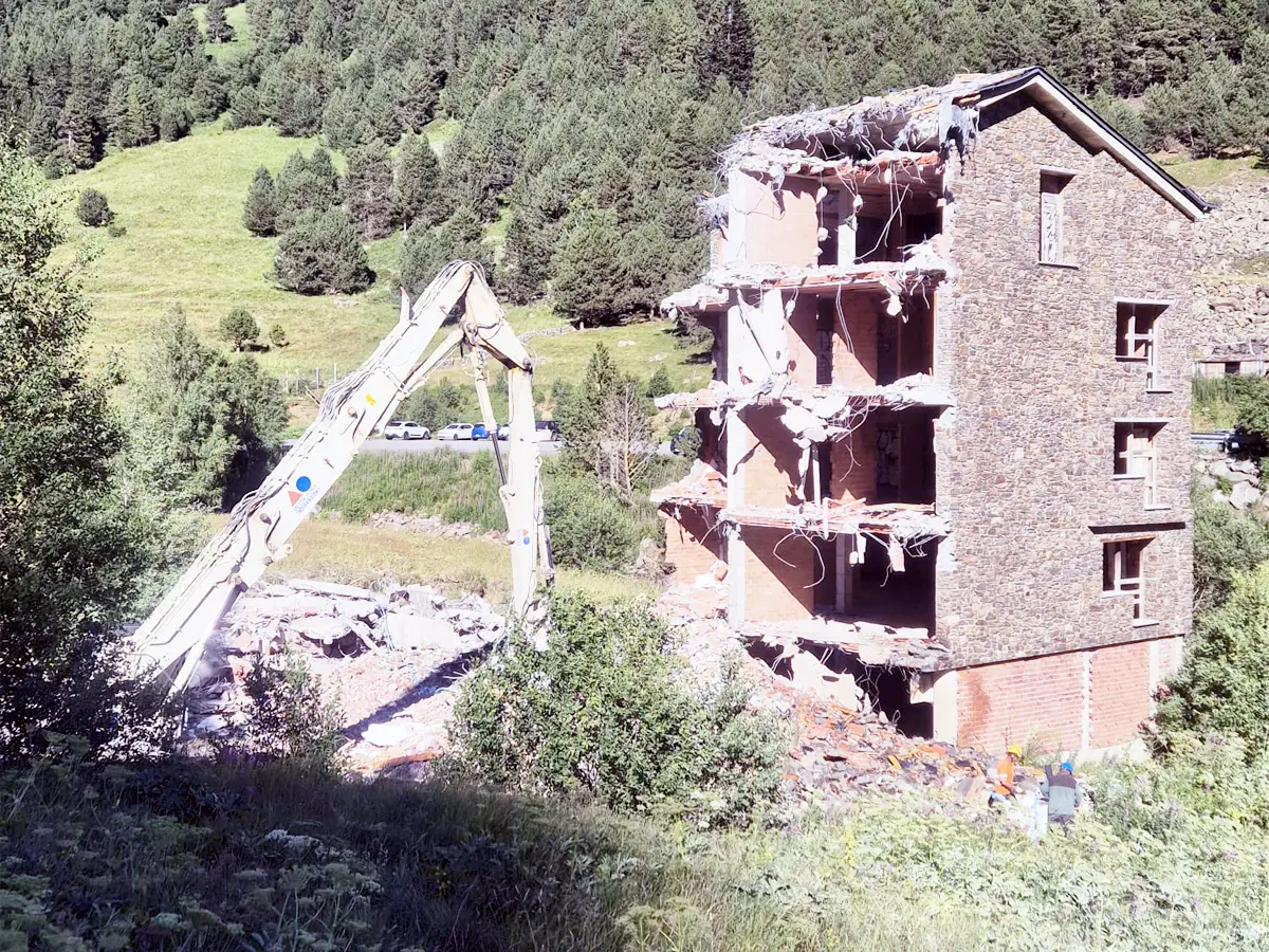 Derribo controlado de edificio inacabado en Andorra