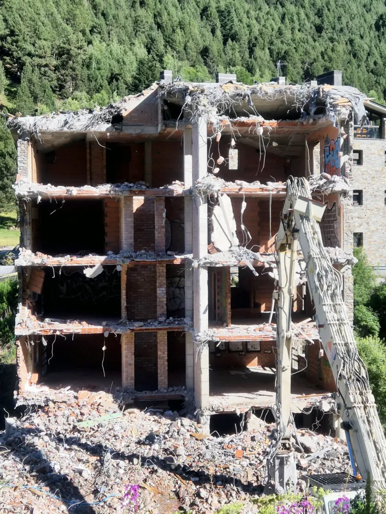 Derribo controlo en la Vall d'Incles, Andorra, de un edifico inacabado