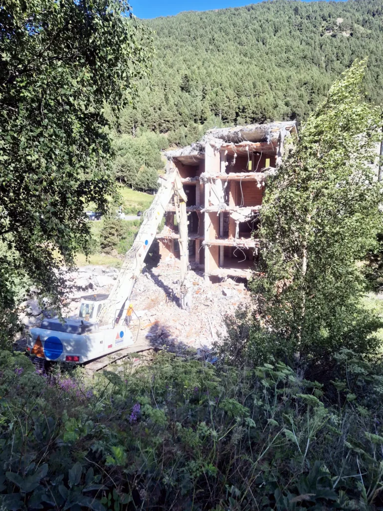 Derribo controlado de edificación inacabada en Andorra