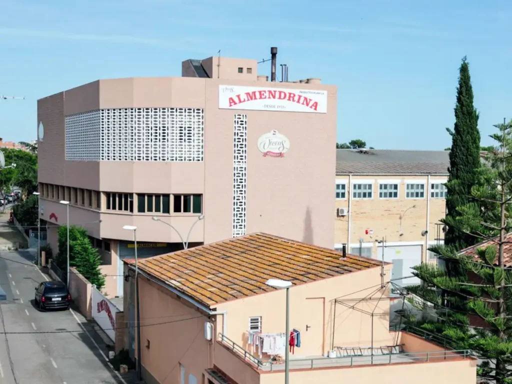 Demolición industrial de la antigua nave "Almendrina" en Reus