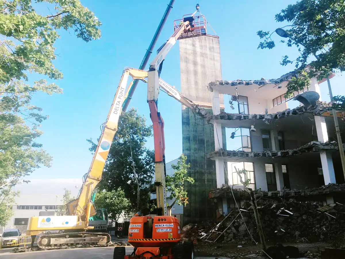 Derribo de edificios con maquinaria de largo alcance | Guía Deltapunt
