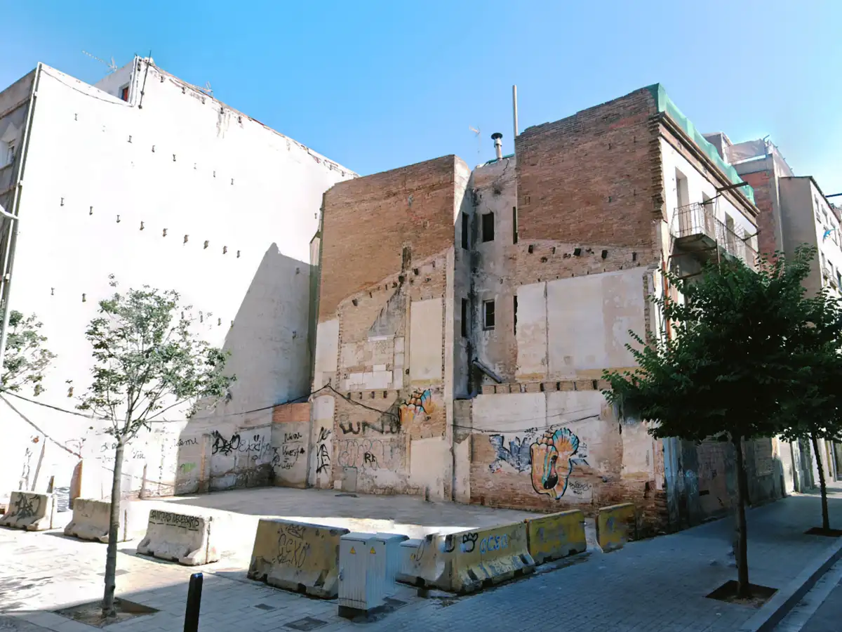 Deconstrucción de un edificio entre medianeras en Badalona adjudicado a Deltapunt
