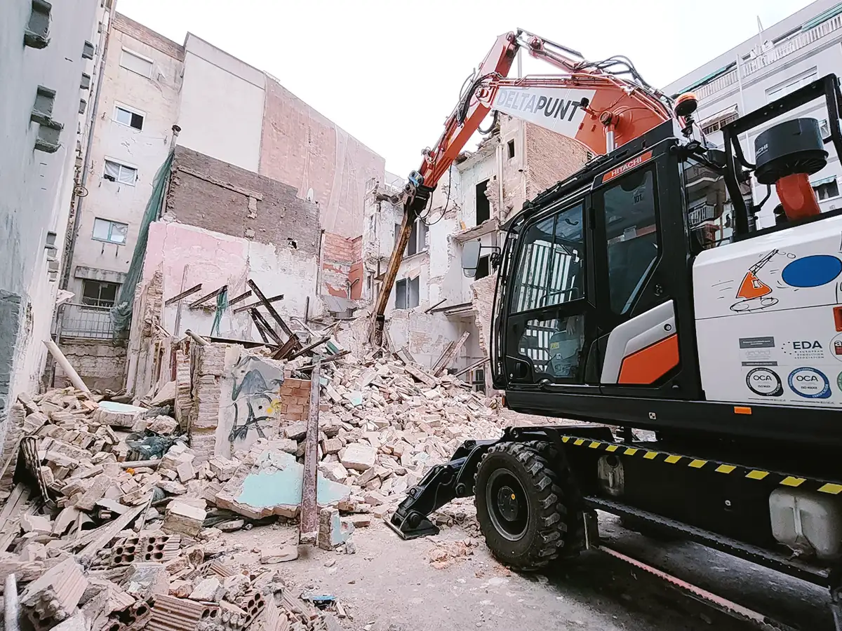 Demolición entre medianeras en Badalona ejecutada por Deltapunt