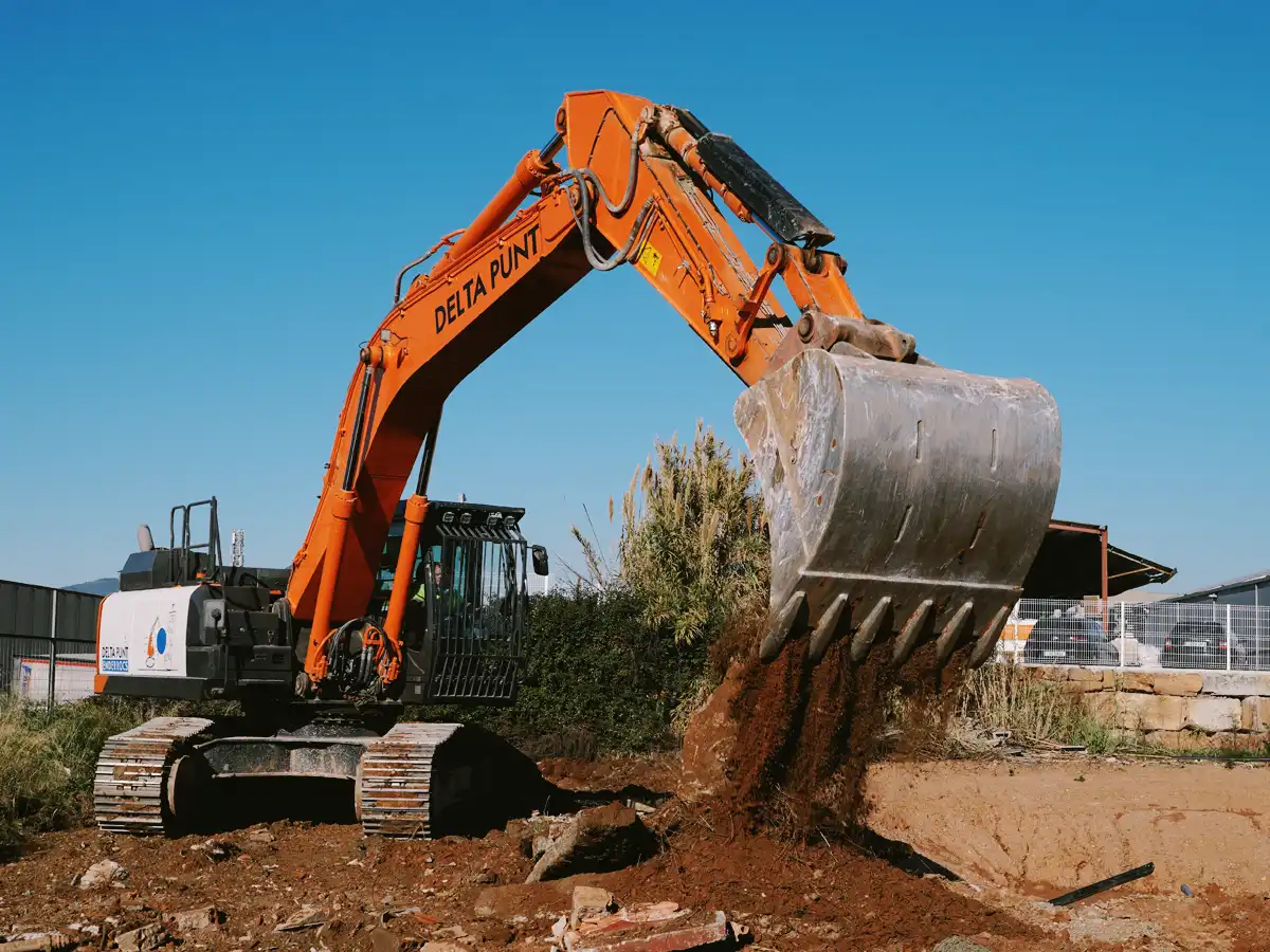 Excavación en una intervención de descontaminación de suelo | Deltapunt